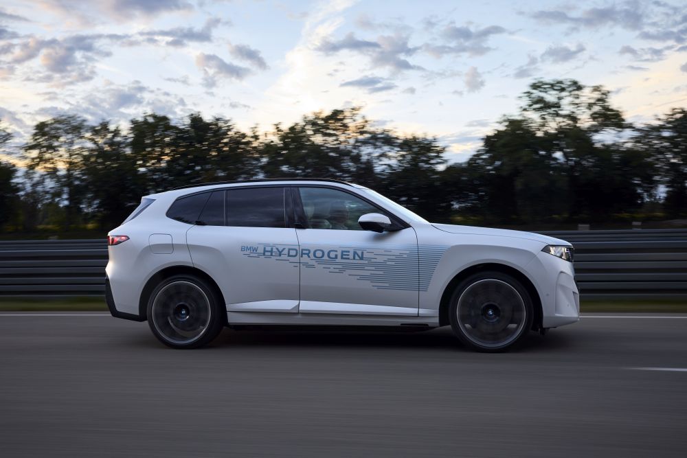 BMW iX5 Hydrogen Enters Next Development Phase Ahead