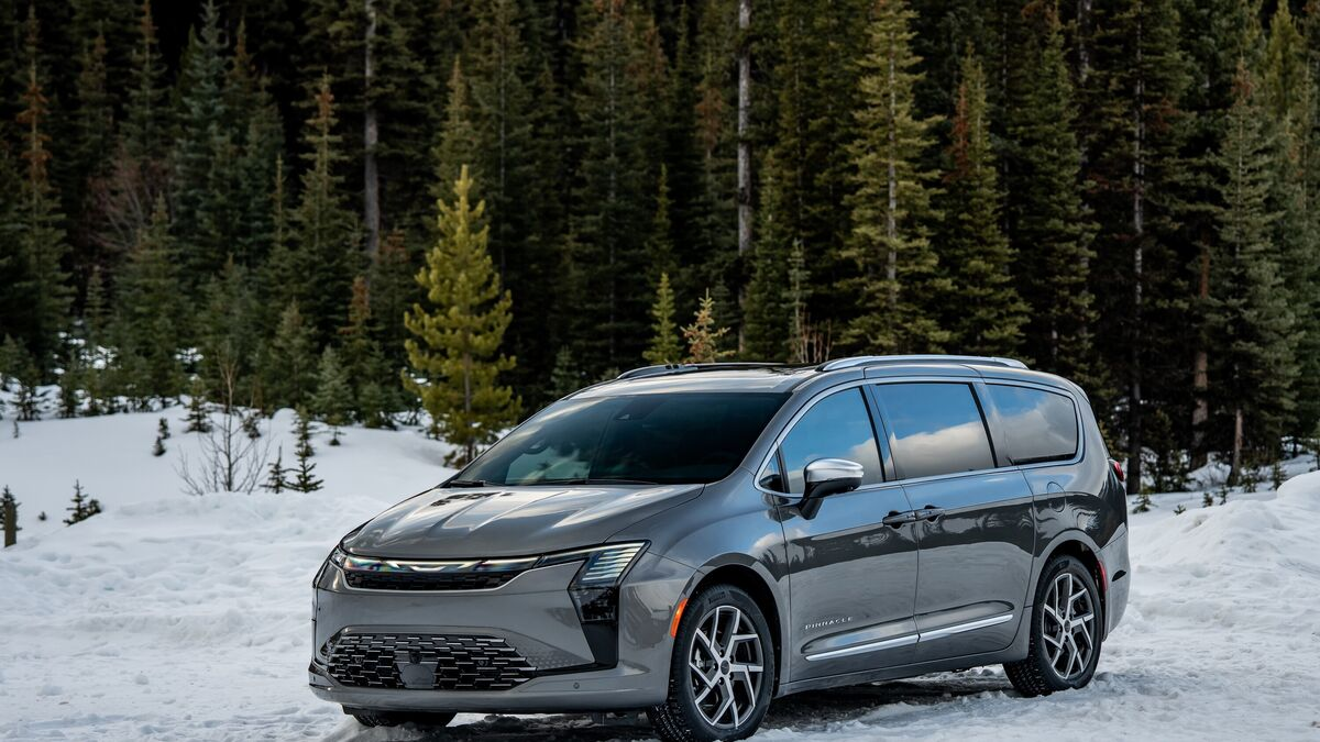 Chrysler Pacifica 2027 minivan refreshed exterior and technology updates