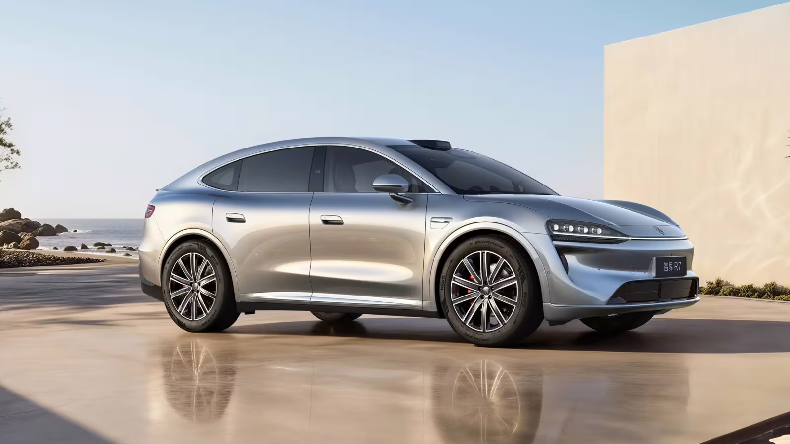 Luxeed R7 Update Cuts Price, Boosts Range to 855 km