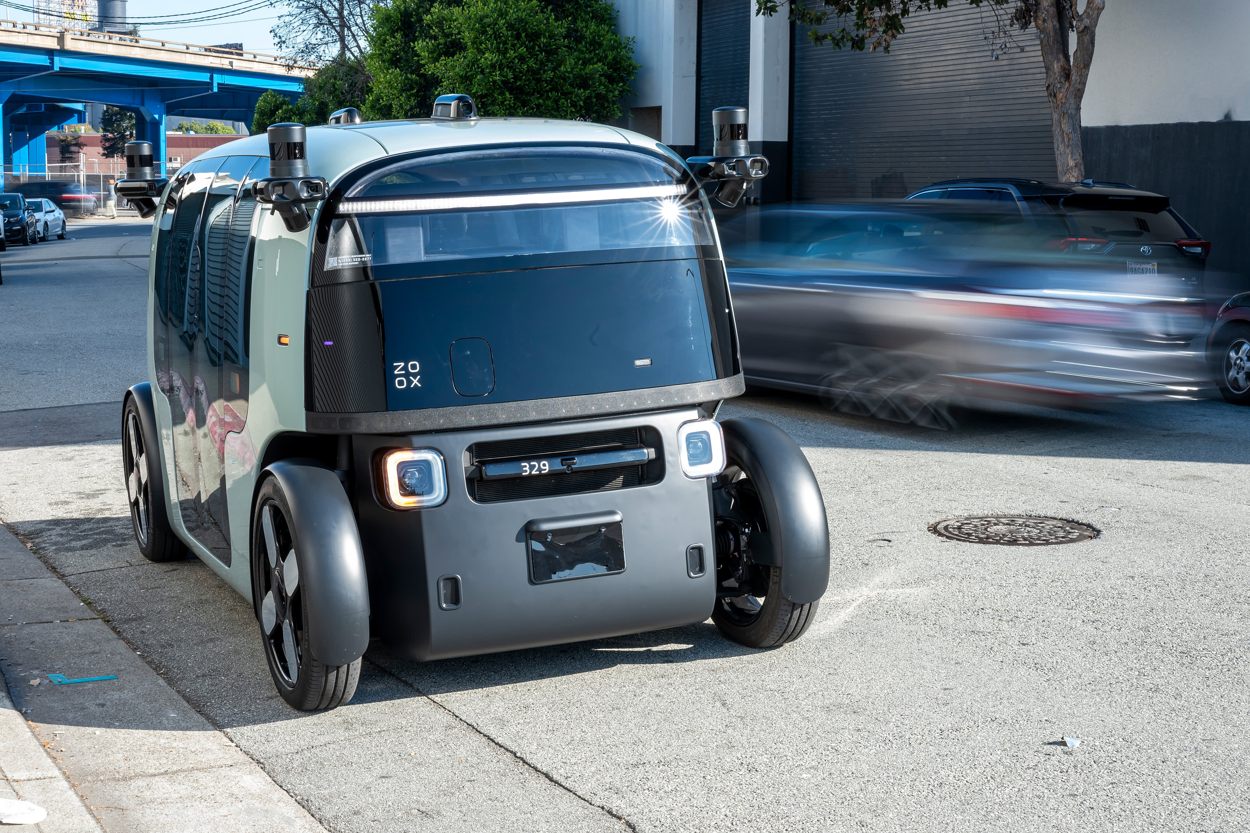 Zoox robotaxi expansion testing fleet operations in Phoenix and Dallas